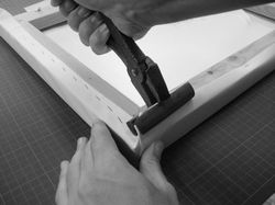 מתיחת הקנבס על מסגרת עץ