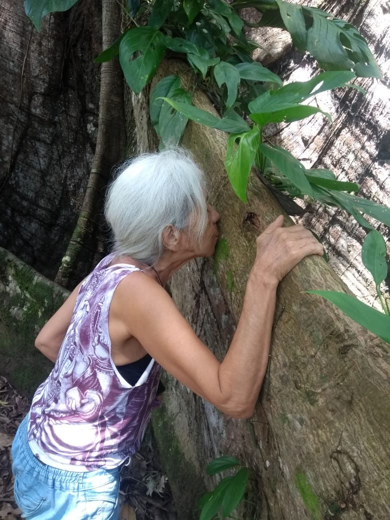 Beijando a "grande mãe" a imensa Samaumeira da ilha. Muita energia:)