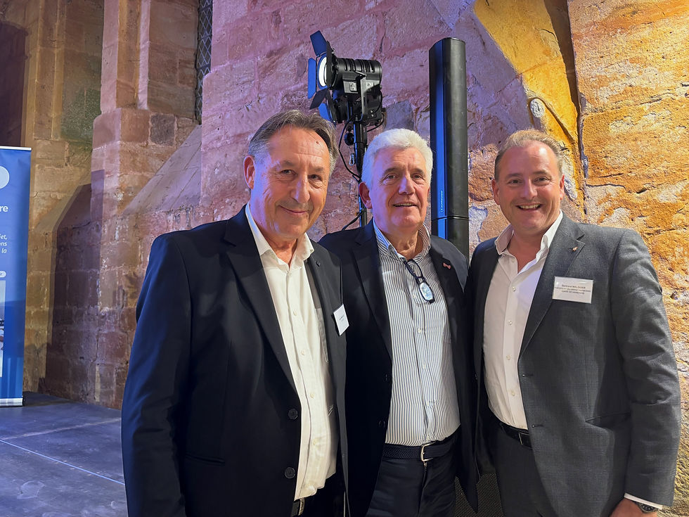 Rencontre entre participants à la Soirée des Réseaux à Fontfroide