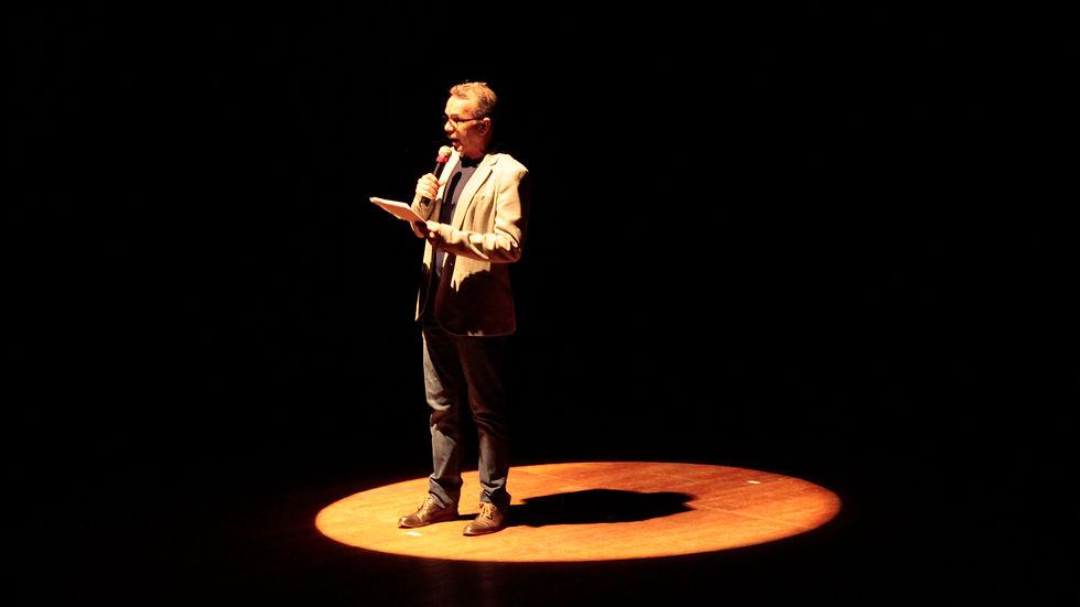 Edson Cabral com o espetáculo "Os Brasis de Darcy Ribeiro" na última terça literária. (Foto: Gabriela Letrari)
