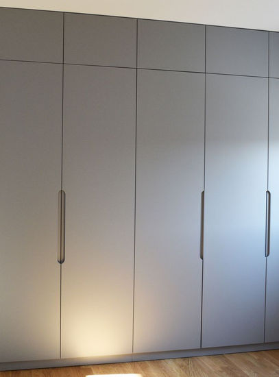 Гардеробный шкаф с выдвижными ящиками и подсветкой