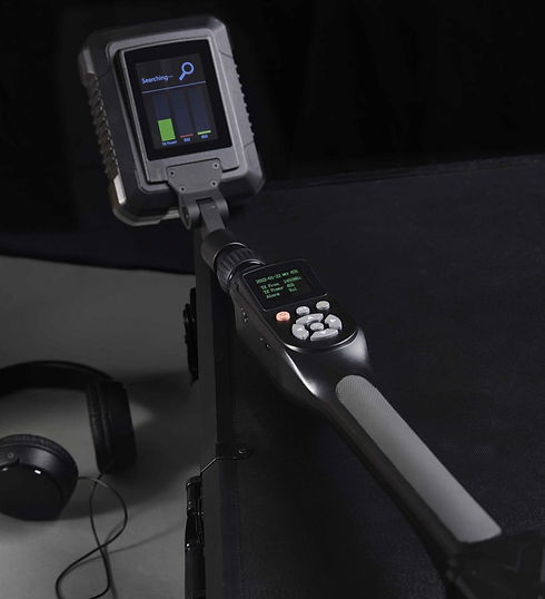 Wykrywanie podsłuchów Wrocław – detektyw Arcanum skanuje biuro profesjonalnym analizatorem RF/NLS