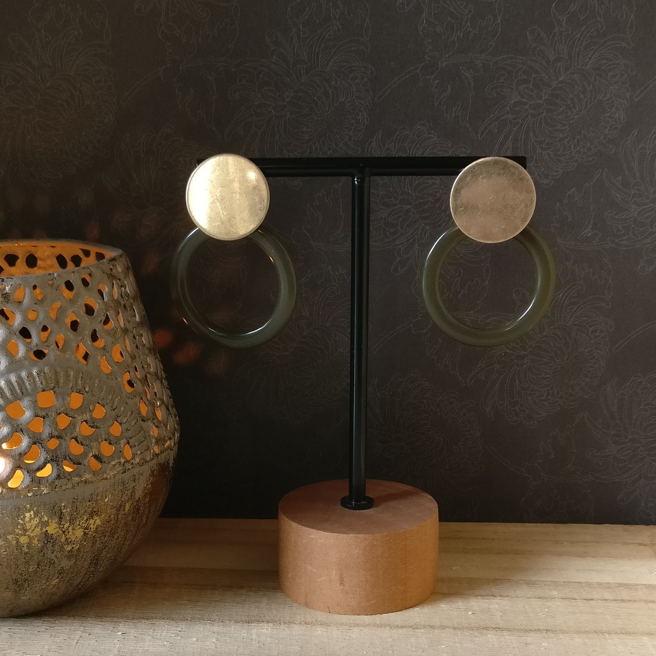 Oorbel acryl rond kort khaki