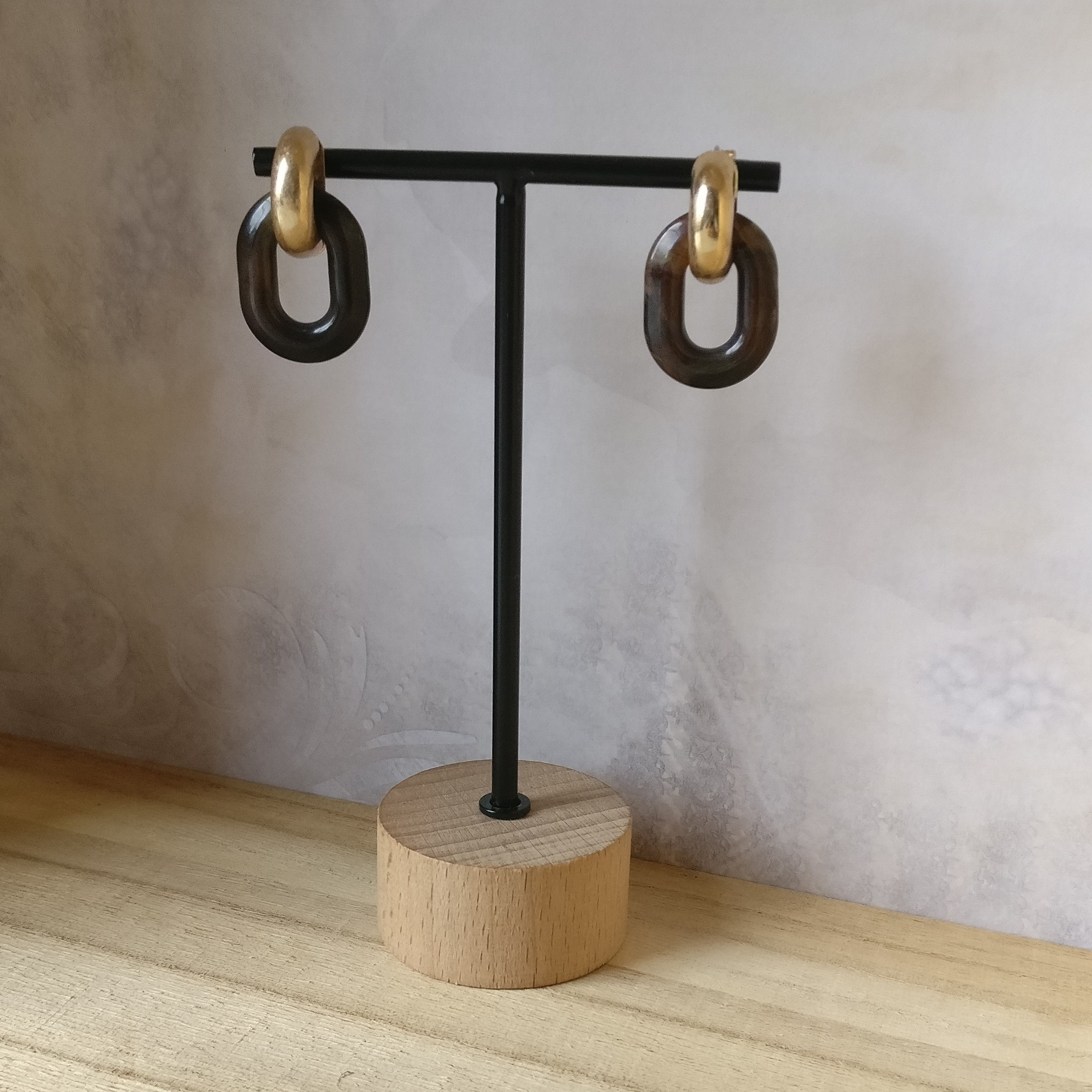 Oorbel acryl ovalen schakel kort gevlamd bruin