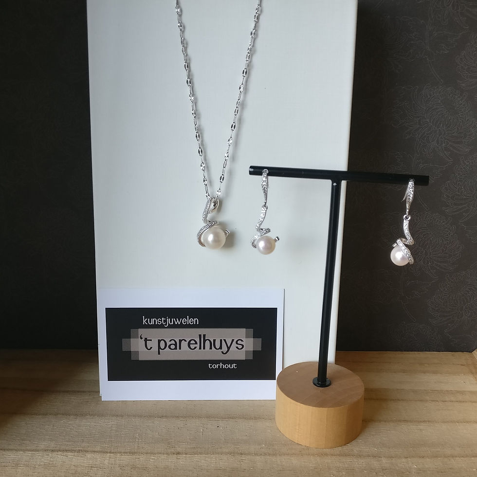 Thumbnail: Oorbel zoetwaterparel wit met zirconium zilver 