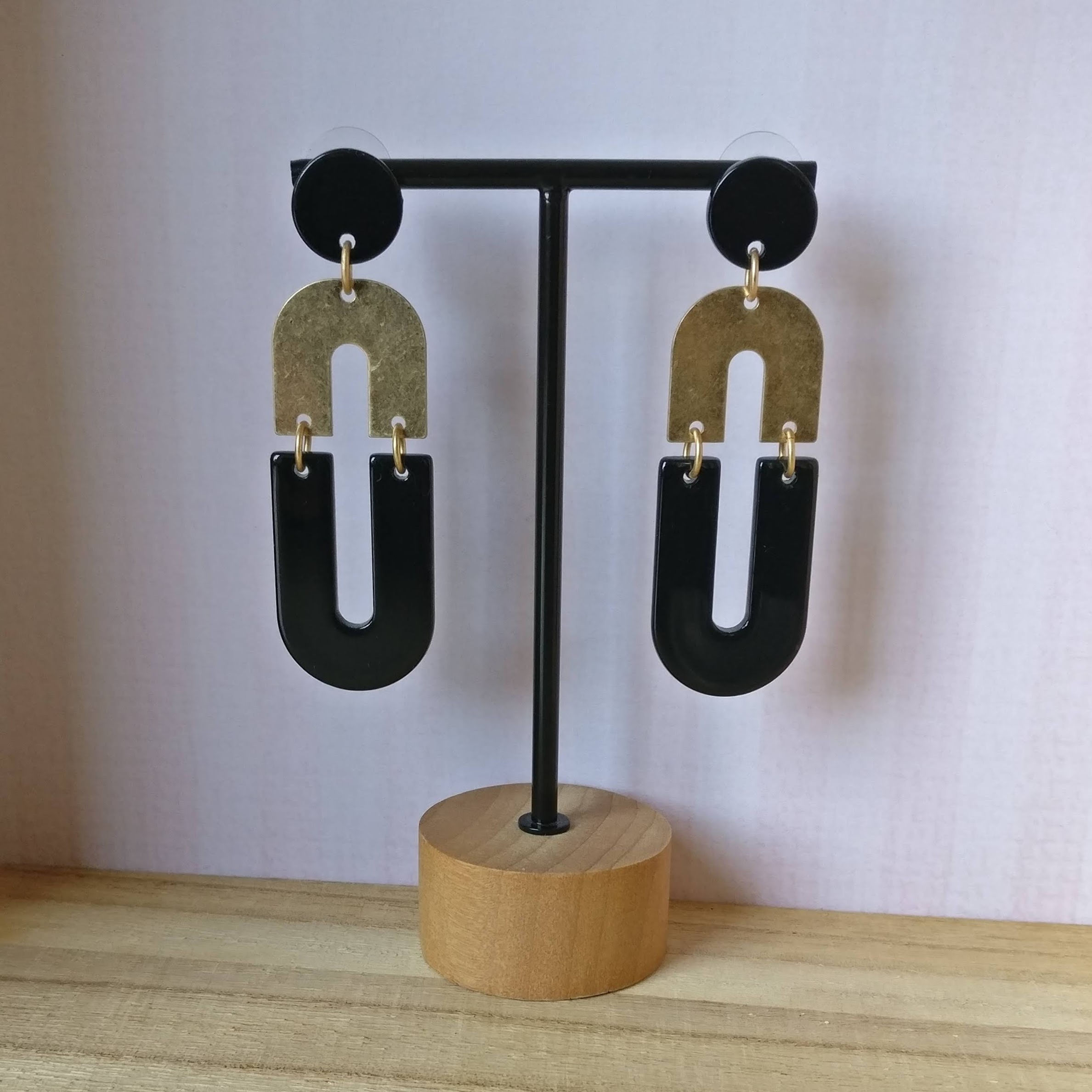 Oorbel resin U-vorm zwart