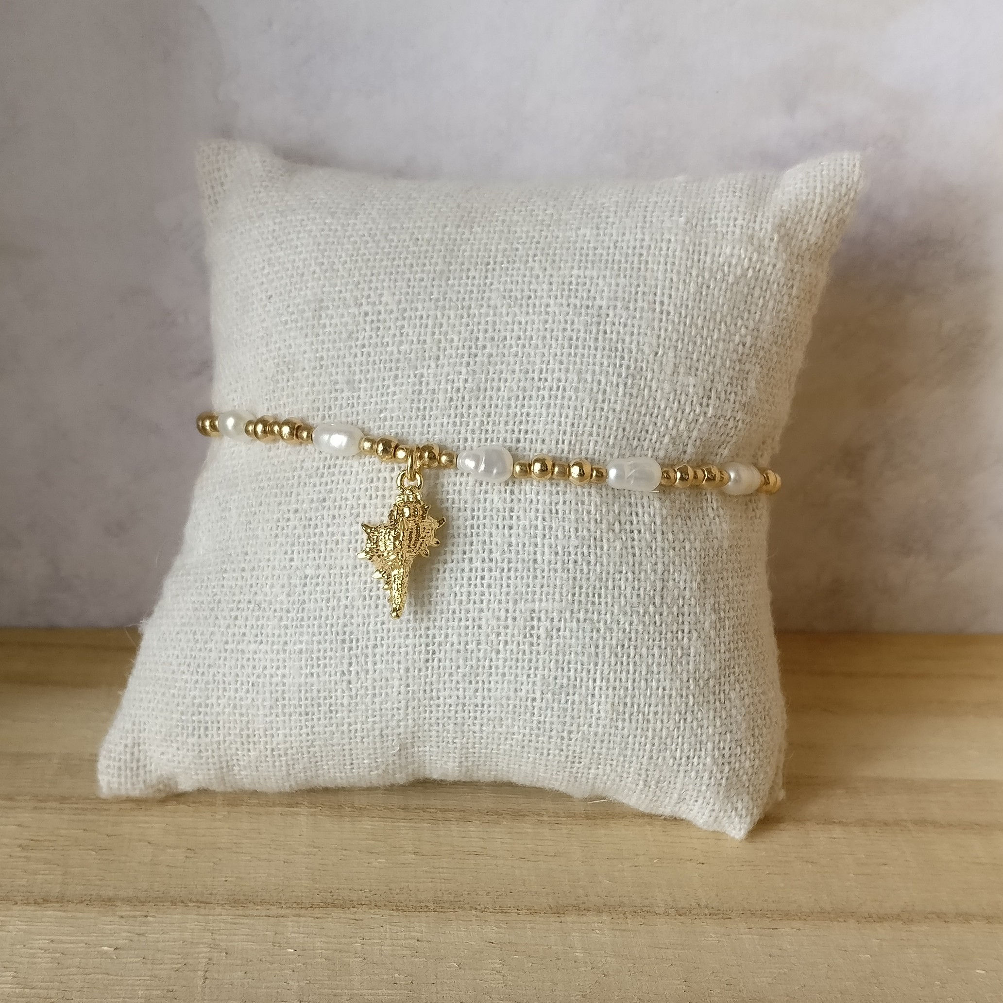 Armbandje met schelp en zoetwaterparels 