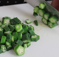 オクラを切る様子