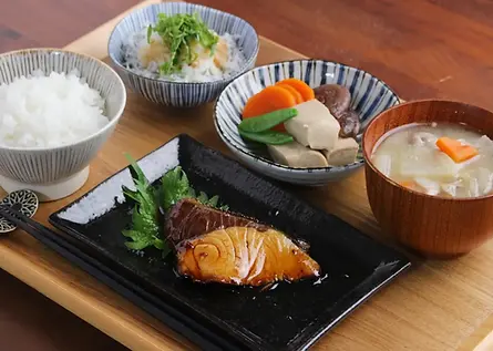 【メニュー画像】ブリの照り焼き、豚汁、高野豆腐の煮物、シラスおろし