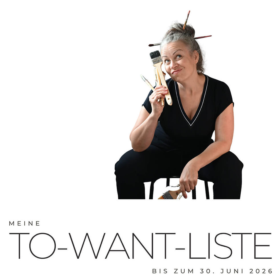 Frau in schwarzem Outfit hält Pinsel, sitzt auf Hocker vor weißem Hintergrund. Text: "MEINE TO-WANT-LISTE BIS ZUM 30. JUNI 2026."