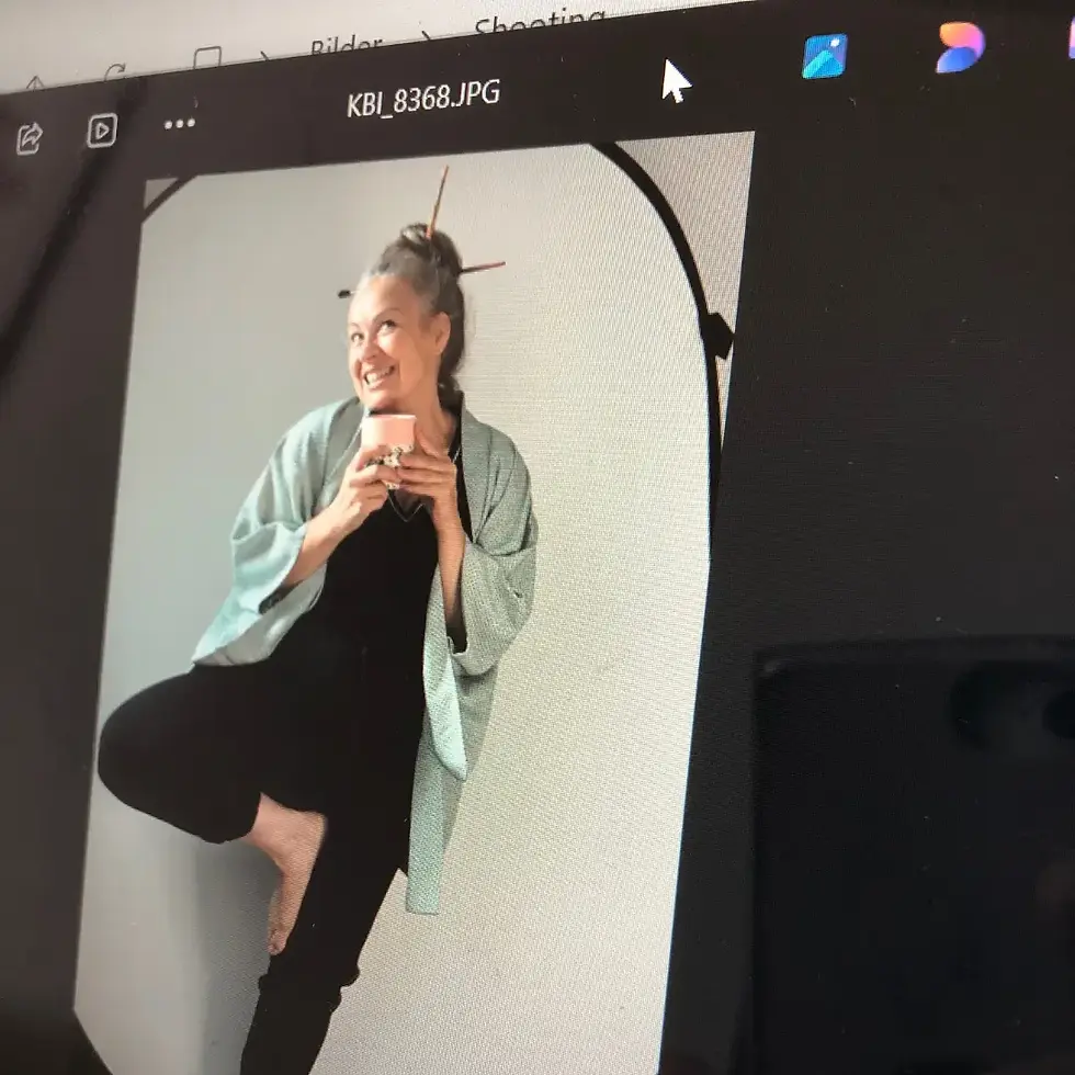 Auszug von einem Fotoshooting. Frau steht auf einem Bein, strahlt und hält einen Becher in der Hand