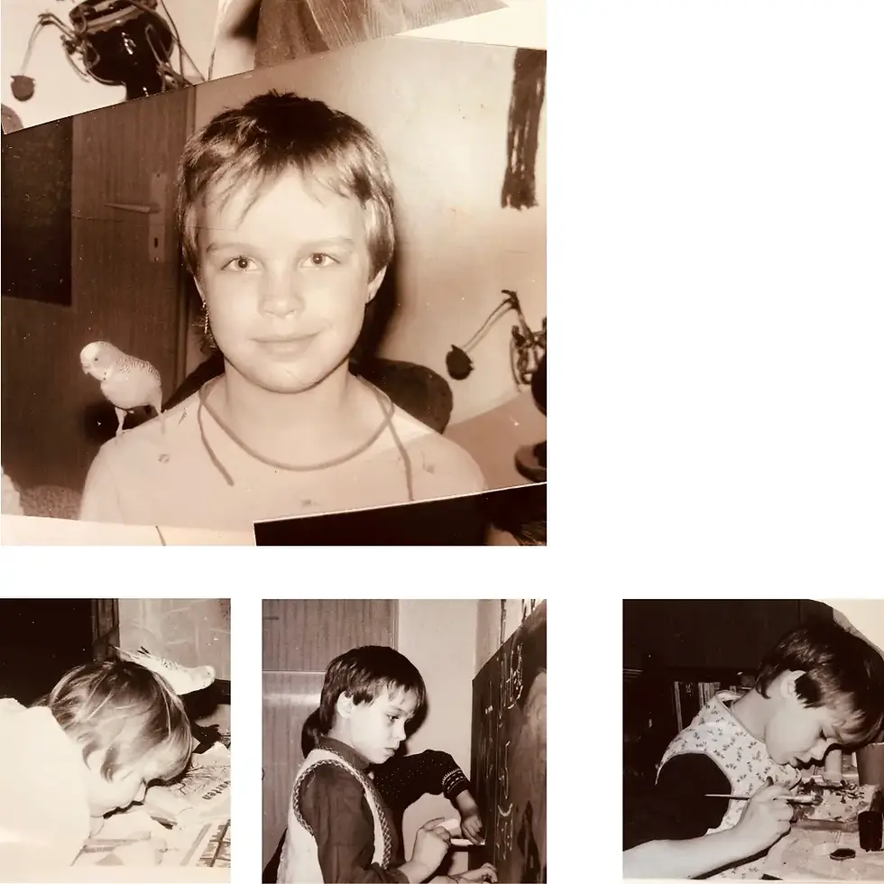 Sepia-Fotomontage mit mehreren Kindern: Porträts, ein Kind malt an einer Tafel, ein anderes schreibt am Tisch.