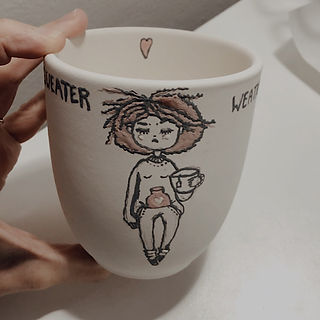 Karina Röpcke - selbstbemalter Keramikbecher mit Frau und Wärmflasche und der Aufschrift "Sweater Weather"