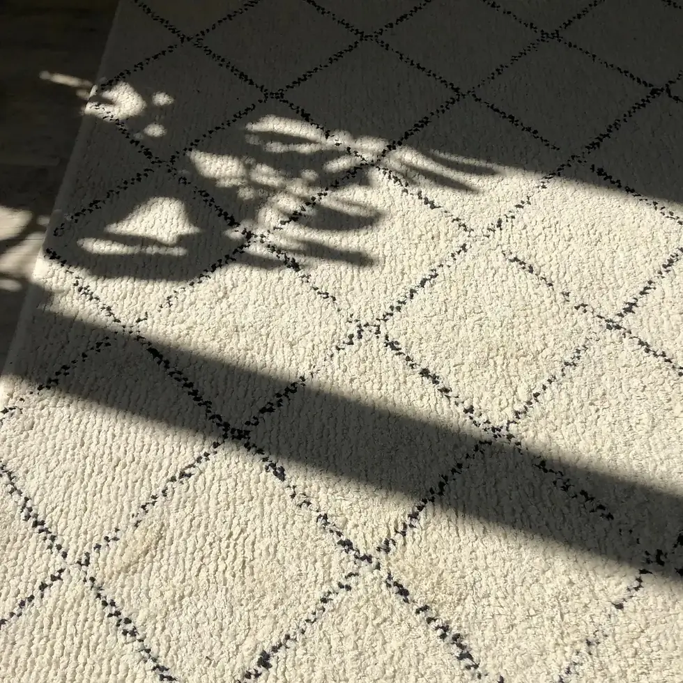 Licht und Schatten auf einem beigefarbigen Teppich