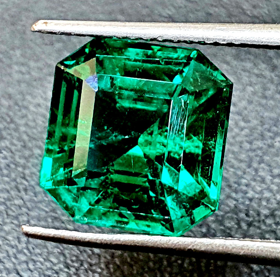 Miniaturbild: Natural vivid green 5.85 ct Zambian emerald for sale - certified gemstone