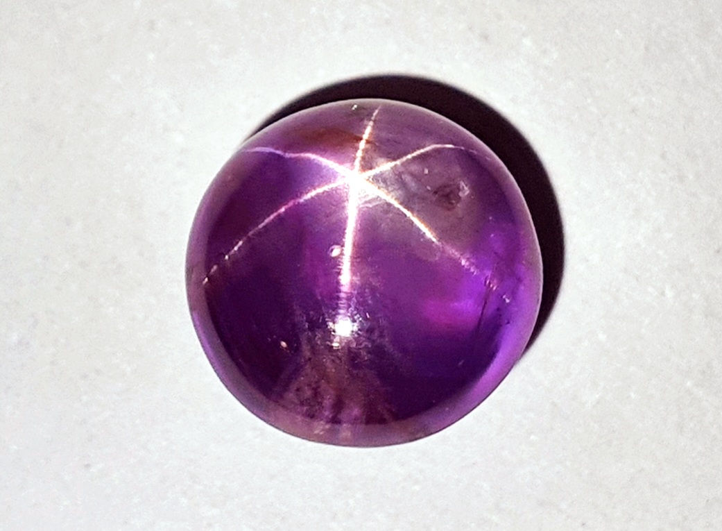 Outstanding Naturlal Star Sapphire 6.6 cts with defined star from Sri Lanka