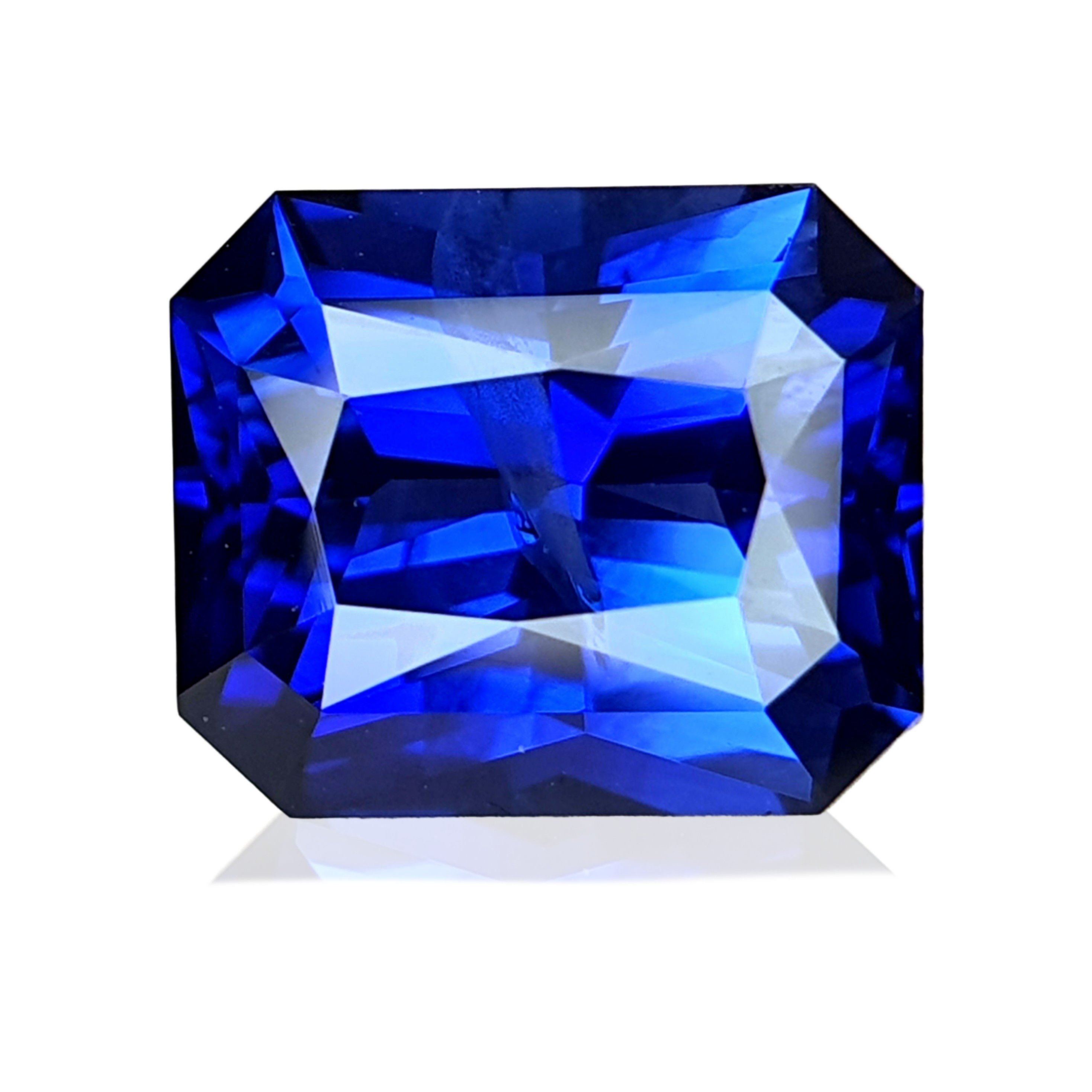 ياقوت أزرق ملكي طبيعي معتمد، وزنه 5.20 قيراط، ثماني الأضلاع، من سريلانكا