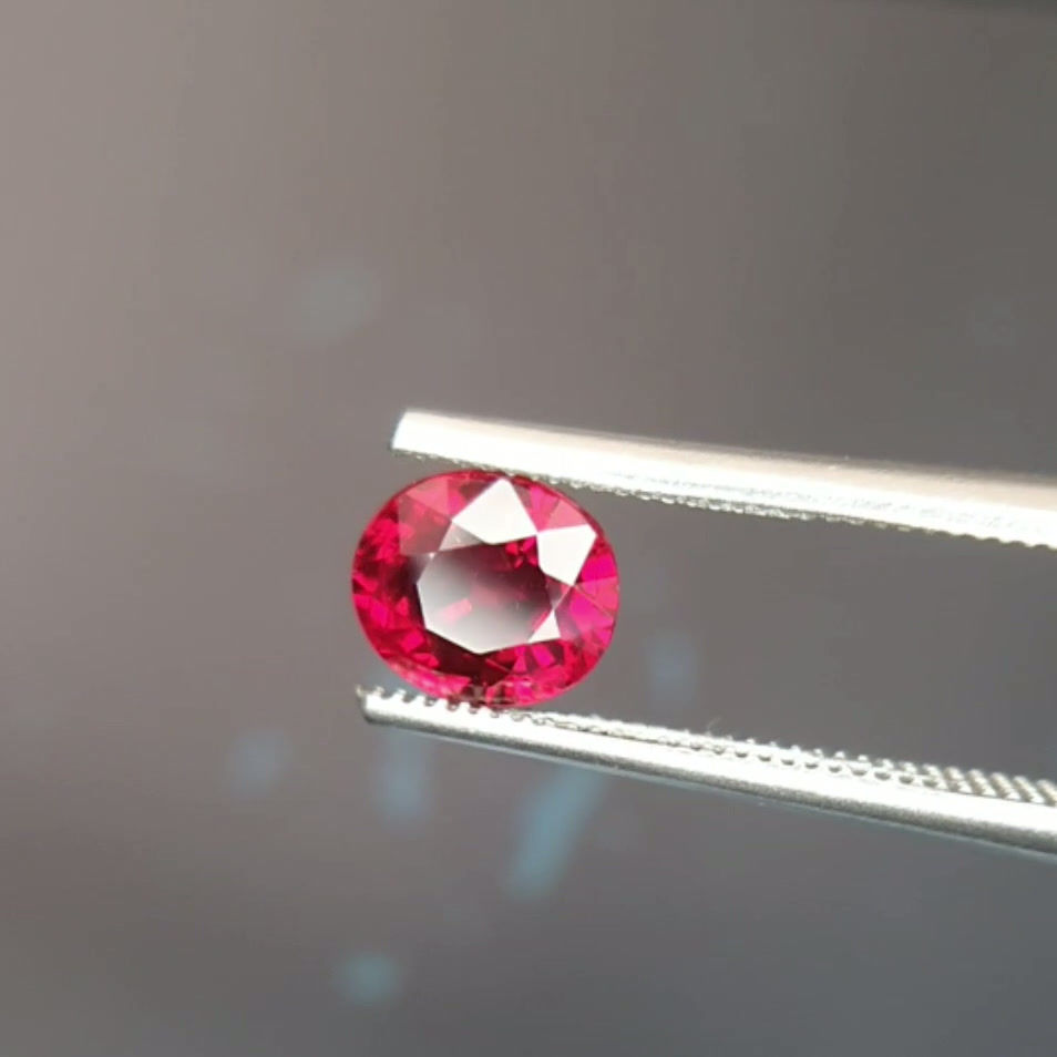 サムネイル： 1.13ct 6.3 x 5.5mm GRS certified pigeon-blood red Ruby from Mozambique