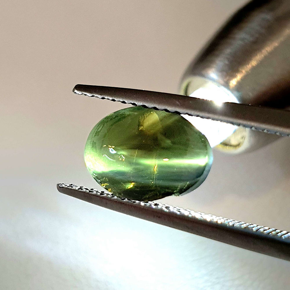 תמונה ממוזערת: Cat's-Eye Alexandrite with unique color change and defined eye