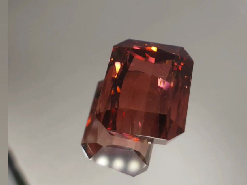 Hình thu nhỏ: Top Quality 24.50 ct Bi Color Tourmaline from Brazil