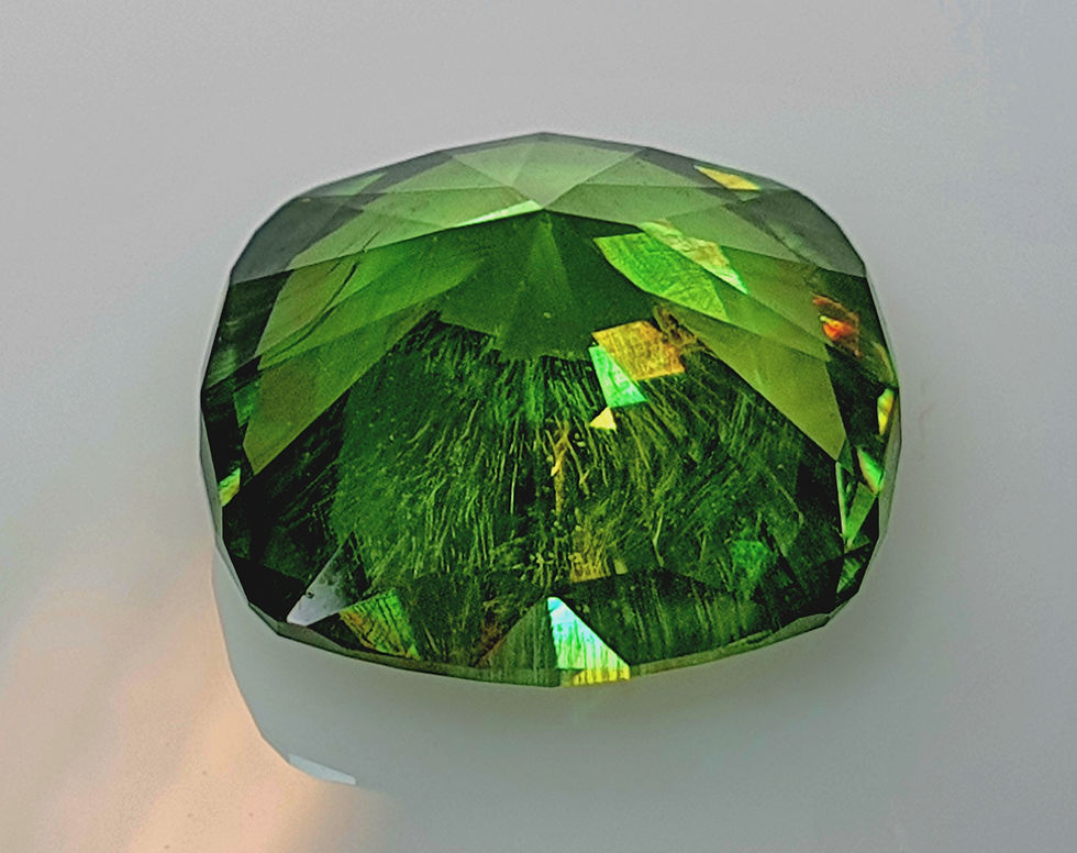 ภาพขนาดย่อ: Horsetail demantoid garnet from Russian fedration