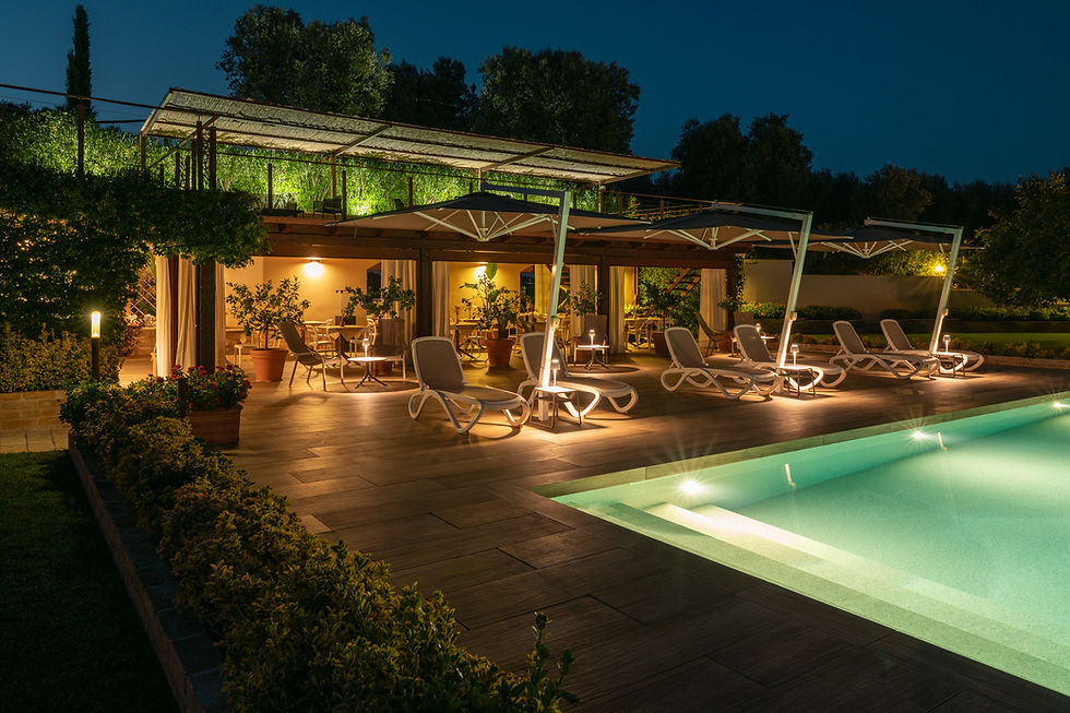 Area solarium dell'Agrirelais Collelago atmosfera serale