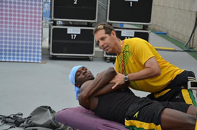 chiropratico Micheal Douglas tratta il campione olimpico Usain Bolt, dimostrazione dell'efficacia della chiropratica nello sport