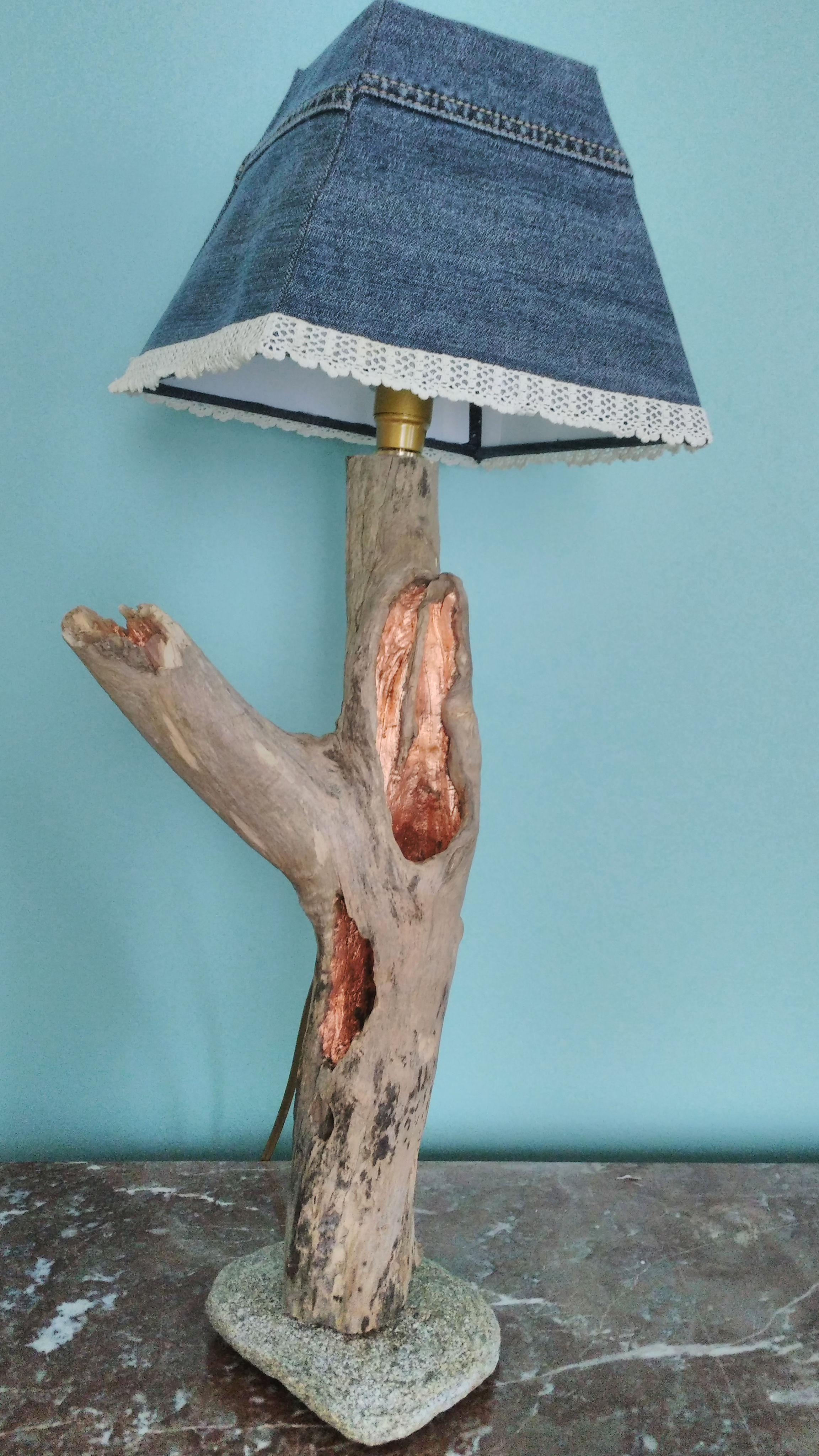 lampe bois flotte artisanale cuivré a la feuille abat jour en jean bleu et dentelle vue de face jour