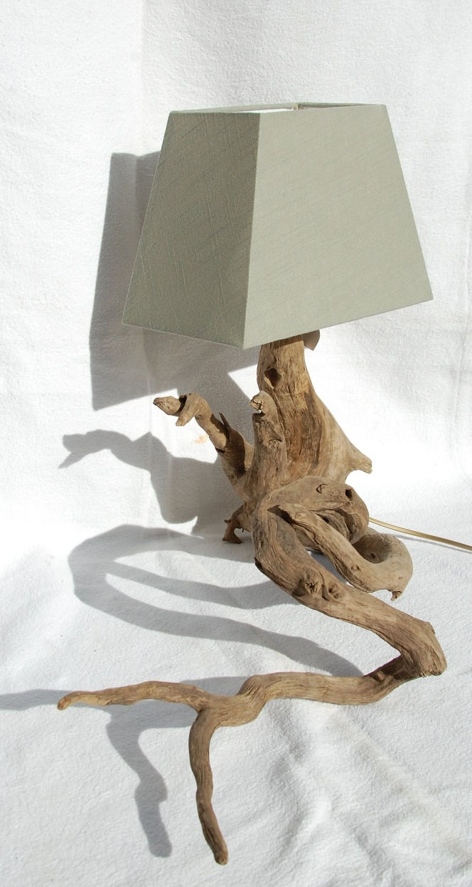 Miniature : lampe racine en bois flotté forme de dragon fond blanc