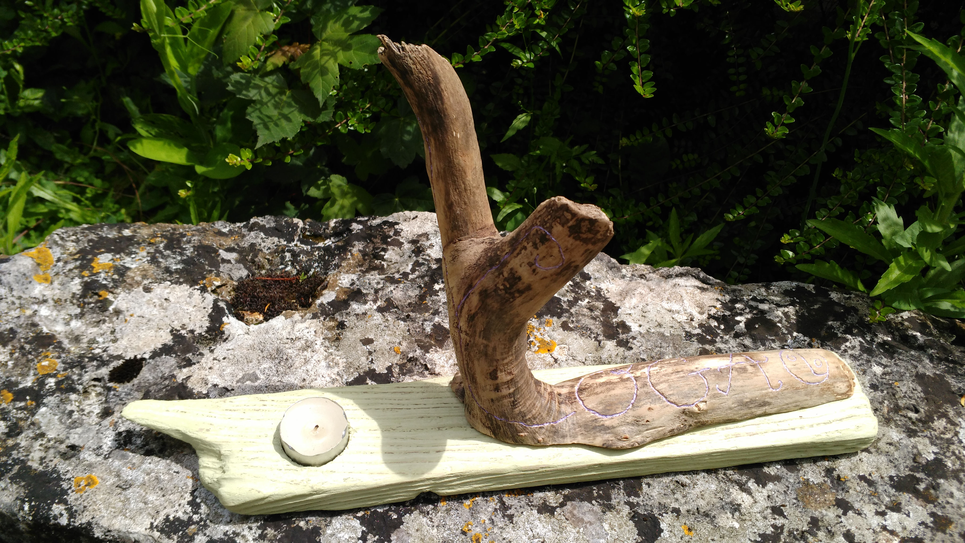 bougeoir en bois flotté yoga vu de coté