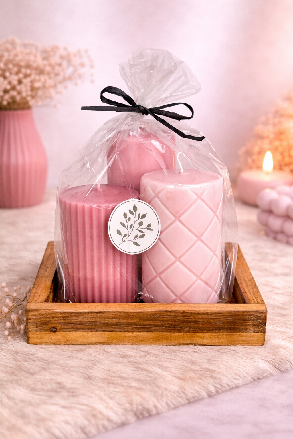 Luxe Cadeauset – 3 Kaarsen op Houten Standaard 🕯️✨ (Roze)