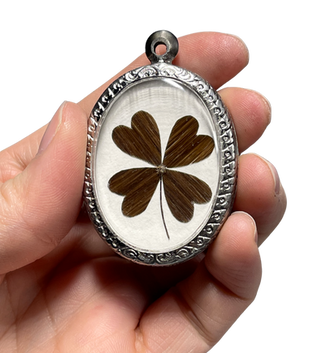 Pendant with a four-leaf clover in palette hair work (flatwork)