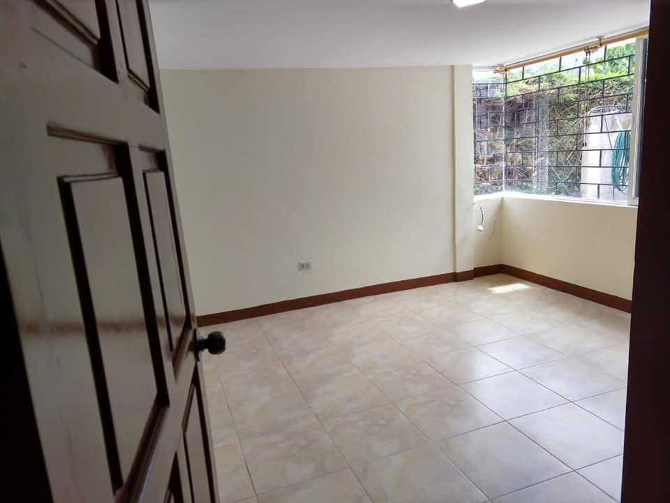 Miniatura: Departamento amplio y en buen sector en renta