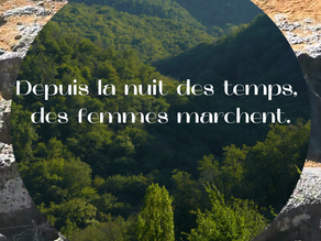 Depuis la nuit des temps, des femmes marchent. ©Béatrice Mora