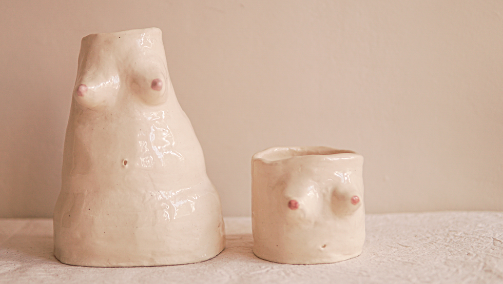 Pots en céramique représentant des poitrines de tailles différentes