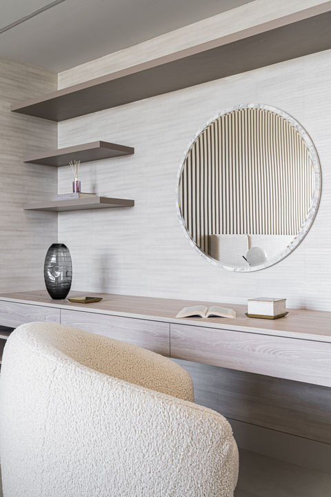 Elegant vanity with round mirror