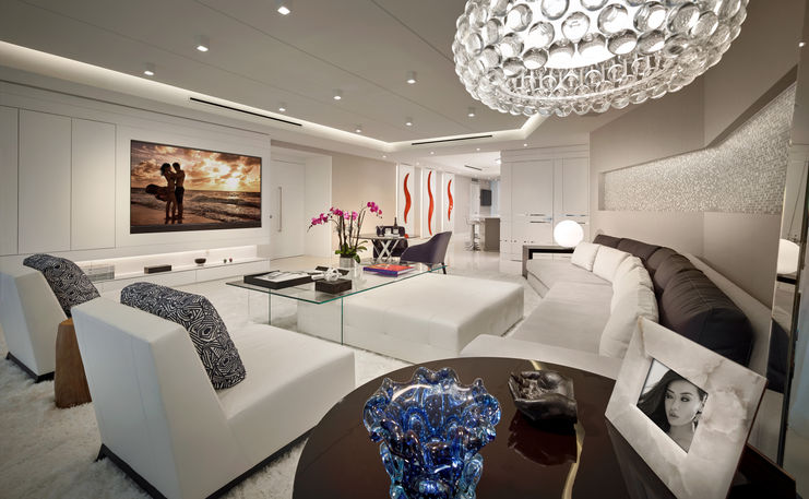 Modern living room with ocean art, Guimar Urbina Interiors