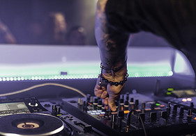 DJ
