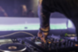 DJ Spinning Musik