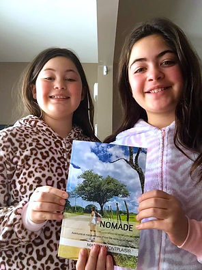 Des lectrices avec le roman Nomade de l'auteure Marilyn Montplaisir