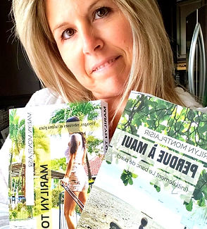 Une lectrice avec Marilyn et Perdue à Maui, deux romans de l'auteure Marilyn Montplaisir