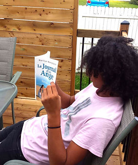 Un lecteur lit Le Journal d'un Ange, de l'auteure Marilyn Montplaisir