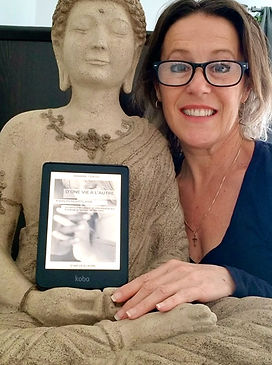 Une lectrice avec D'une vie à l'autre, roman de Marilyn Montplaisir