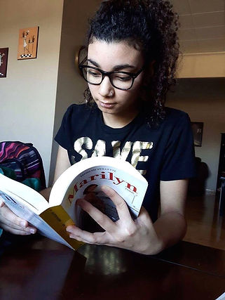 Un lectrice qui lit Marilyn, tome 2, de l'auteure Marilyn Montplaisir