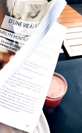 Une photo stylisée d'une lectrice, du roman D'une vie à l'autre, de l'auteure Marilyn Montplaisir