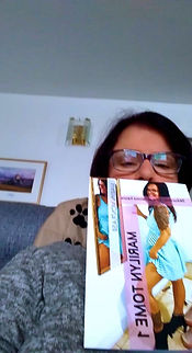 Une lectrice avec le roman Marilyn, de l'auteure Marilyn Montplaisir