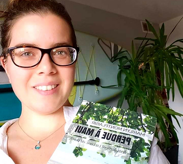 Une lectrice avec Perdue à Maui, roman de Marilyn Montplaisir