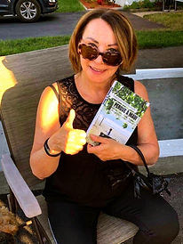Une lectrice avec Perdue à Maui, roman de Marilyn Montplaisir