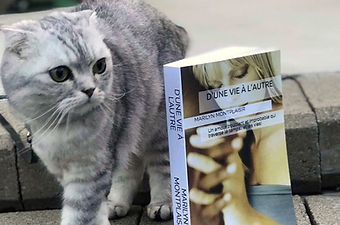Une photo de lectrice avec son chat et son roman D'une vie à l'autre, de l'auteure Marilyn Montplaisir