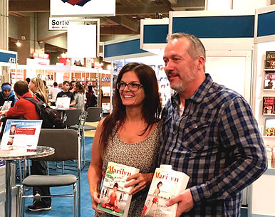 L'auteure Marilyn Montplaisir, avec un lecteur dans un salon du livre